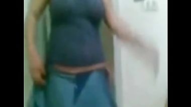 مصري يصور زوجته ترقص