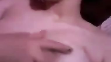 شرموطه هايجه بتلعب ف كسها الناااارلحد م تجيبهم