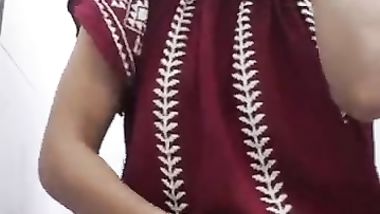 الممحونة تتعرى و تستمني في الحمام وتستعرض طيزها