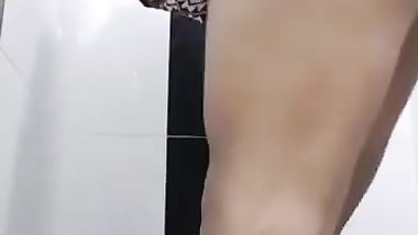 الممحونة تتعرى و تستمني في الحمام وتستعرض طيزها