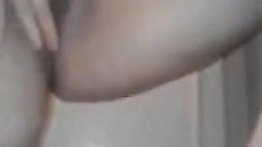 بتكلم عشيقها وتصورلو فيديو