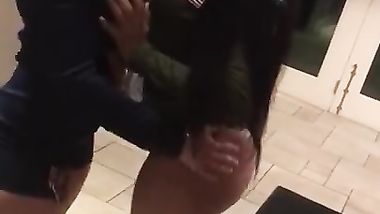 شرموطتين يسخنوا على بعض