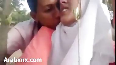 عيل بتلعب عرايس