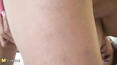 شاب يصور امه وهي تمارس العادة السرية