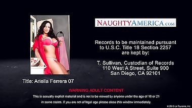 اخدته يمارس الجنس معاها فى الحماام