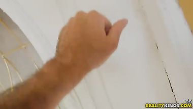 الولد وامه الجميله