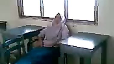 ملاي فتاه محجبة تتناك في الفصل