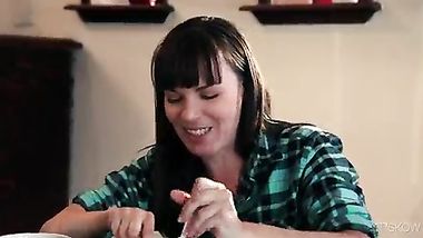 سيدة مع شابة