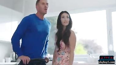 سيدة وزوجها مع جارتها