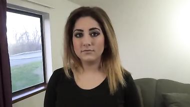 ميلف تضرب علي طيزها لحد ما تحمر و تورم