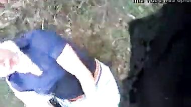 بنت شرموطة بتنام على ظهرهاوتعرى صدرها وبعدين تمص زبه