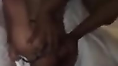 فحل اسمر يركبها و يفشخ كسمها تحته