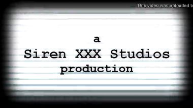 شرموطة شقراء جسمها ساخن تستعرض أحلى كس و طياز كبيرة في