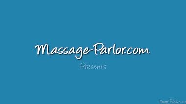 رجل يدفع لمدلكة شرموطة سكسية لتعمل احمى مساج لقضيبه الك