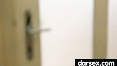 بنوته كيوت جدآ لابسه قميص نوم عريان اسود