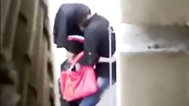 أمين شرطة زانق مرات البواب الوتكة تحت السلم و يقلعها و يفرشها و يجيبهم