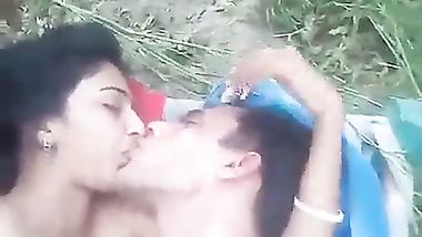 قحبة كيحويها صاحبها بزبو الطويل فالغابة من طبونها وكيصورها عريانة