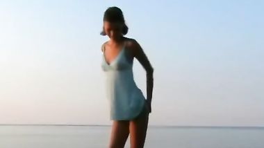 شاب عنتيل بيفشخ كس حبيبته علي الشط