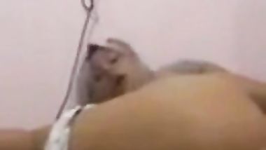 الابن يحوي صاحبة امه الجميلة