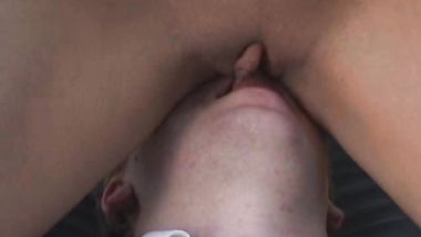 بنتين زي القمر بيقعدوا بكسهم وطيازهم الحلوة على وش المدير بتاعهم