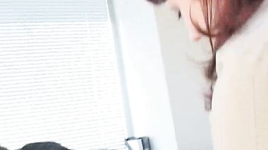 بنتين زي القمر بيقعدوا بكسهم وطيازهم الحلوة على وش المدير بتاعهم