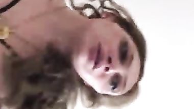 شرموطه لابسه قميص نوم فاجر وتدلع عشيقها تكيفه نيك ويصورها ونيك ممتع