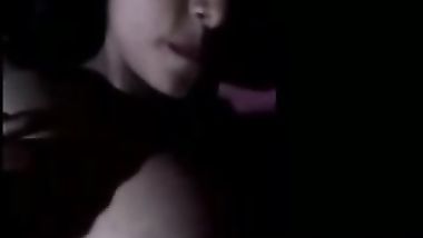 شرموطه تلعب ف بزازها وتتصور ملط لحبيبها وتدعك ف كوسها ونيك فاجر حصرى