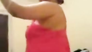 عشيقته لبساله قميص نوم نار تخلع وتدلعه نياكه يصورها