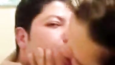 عشيقته لبساله قميص نوم نار تخلع وتدلعه نياكه يصورها