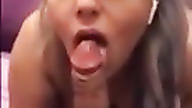 شرموطه تدلع عشيقها ويخدها فحضنه ينيك فيها ويقطعها واهات نار