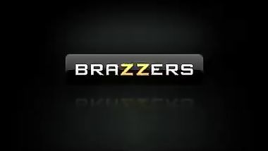 الابنة تقترح على امها ان تعمل لها مساج