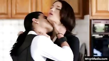 يمارسون التنس فى الملعب