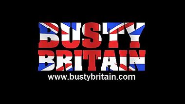 الخادمة تنظف المنزل بملابس مثيرة