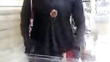 فديو سكس بنت محجبة ترفع العبايه في الشارع وتفرج الواد على كسها