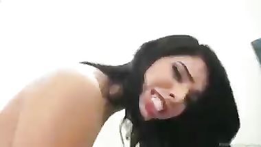 يقذف عدة مرات داخل كسها