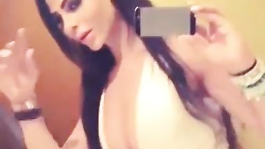 خليجية تستعرض جسمها الفظيع للدعاية والاعلان ليس الا