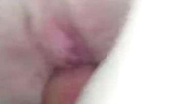 تمسك زبه بيدها وتفرش كسها بيه