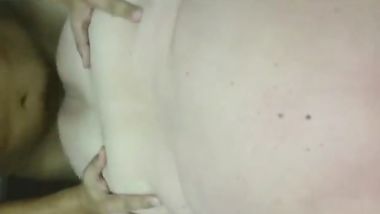 نيك من الخلف و اسخن سكس عربي مع ام الطيز و هي تتلقى زب نياكها في طيزها