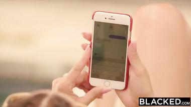 الزوجة اللاتينية تستمتع مع الفحل الأسمر بأذن من زوجها الديوث