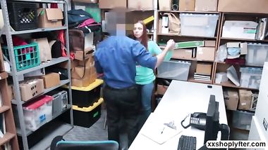 الشرطي الممحون يعري الفتاة الصهباء وينيكها عقاباً لها على السرقة