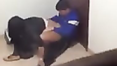 واد فاشخ البنت فى المدرسة وصاحبه بيصور والبنت حاست بيه