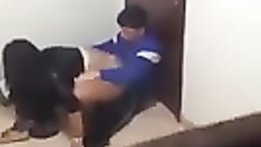 واد فاشخ البنت فى المدرسة وصاحبه بيصور والبنت حاست بيه