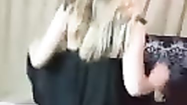 رقص وهى عاريه وطيزها وكسها مكشوفين رقص من الاءخر