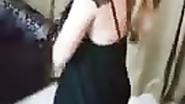 رقص وهى عاريه وطيزها وكسها مكشوفين رقص من الاءخر