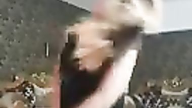 رقص وهى عاريه وطيزها وكسها مكشوفين رقص من الاءخر