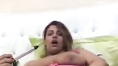 شرموطه سعوديه بتمص بزازها عشانك