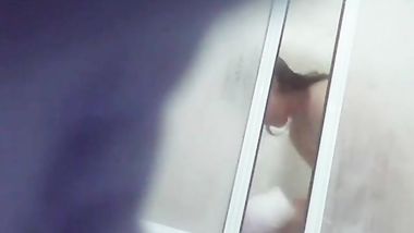 جسم نار لفتاة صغيره بكر صدر وبزاز محدش لعب فيهم وكس صغير مش باين من