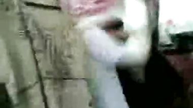 خليجى ماسك واحده منقيه وزانقها فى المحل وهات دعك فيها