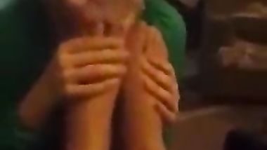 عاوزة فلوس سلف من صحبتها فخلتها تمص رجلها فى المقابل وتمتعها