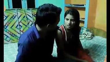 مرات صحبو تغرية بقميص نومها الاحمر